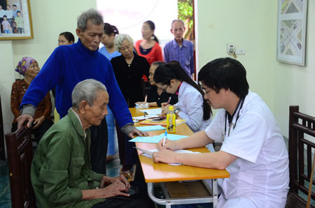 1. Hơn 800 người dân Đô Lương, Nghệ An vừa được khám, phát thuốc và tầm soát viêm gan B miễn phí. 1