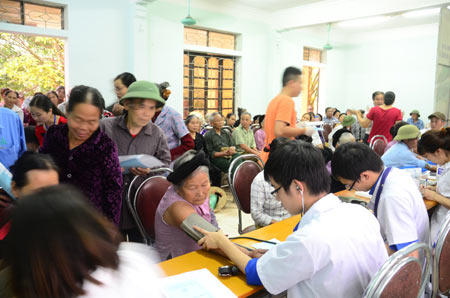 1. Hơn 800 người dân Đô Lương, Nghệ An vừa được khám, phát thuốc và tầm soát viêm gan B miễn phí. 3