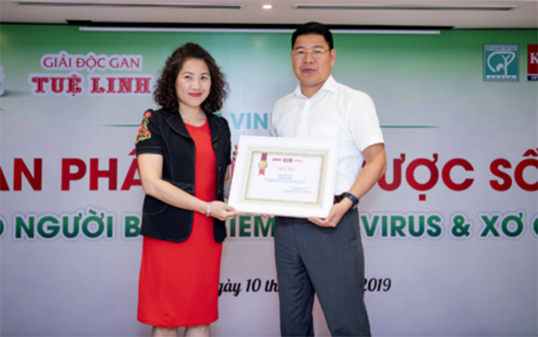 2. Hội đồng giải thưởng trao danh hiệu “Sản phẩm thảo dược số 1” cho Giải Độc Gan Tuệ Linh 1